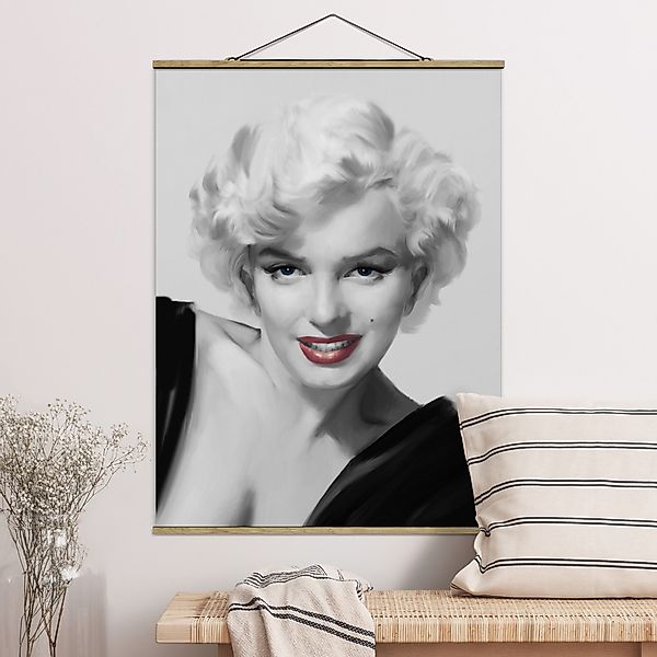 Stoffbild - Hochformat Marilyn auf Sofa günstig online kaufen