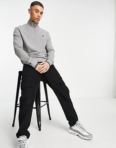 Fred Perry – Sweatshirt in Grau mit kurzem Reißverschluss günstig online kaufen