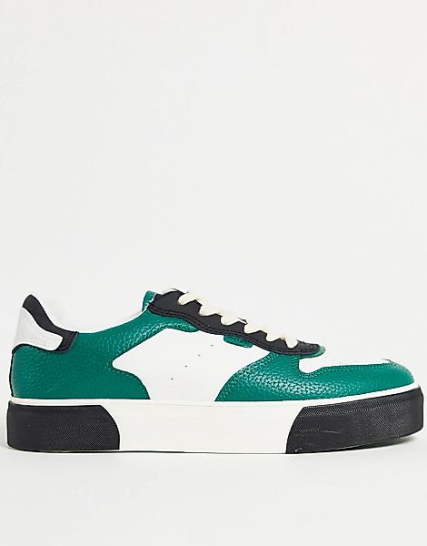 Bershka – Sneaker in Weiß in kontrastierendem Grün und Schwarz günstig online kaufen