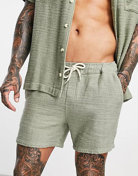 ASOS DESIGN – Schmal geschnittene Shorts in Hellgrün aus strukturierten Sto günstig online kaufen