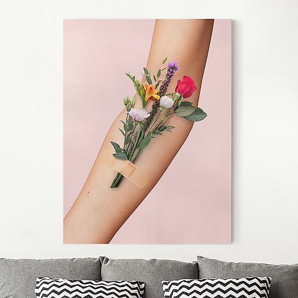 Leinwandbild Arm mit Blumen günstig online kaufen