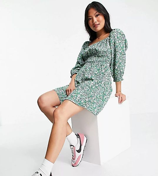 New Look Petite – Gesmoktes Mini-Blumenkleid mit eckigem Ausschnitt in Grün günstig online kaufen