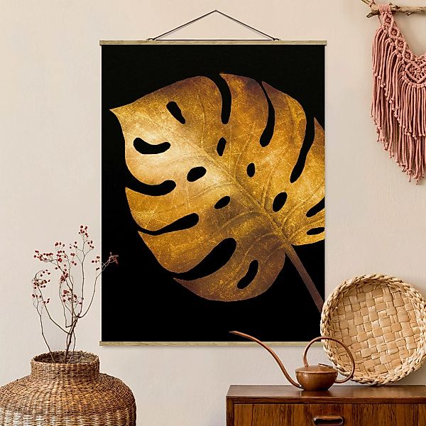 Stoffbild Blumen mit Posterleisten - Hochformat Gold - Monstera auf Schwarz günstig online kaufen