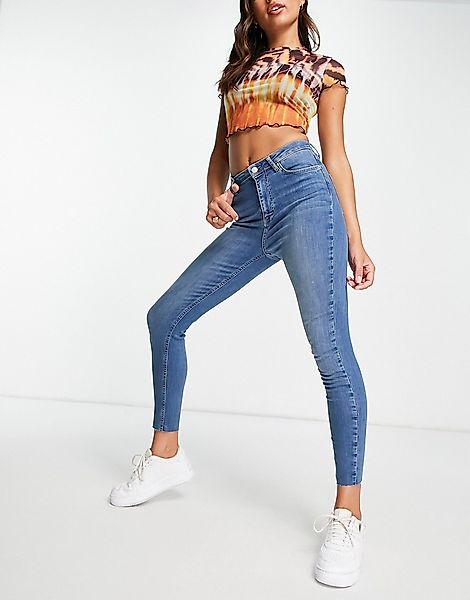 NA-KD – Eng geschnittene Jeans aus Bio-Baumwolle mit hohem Bund und Fransen günstig online kaufen
