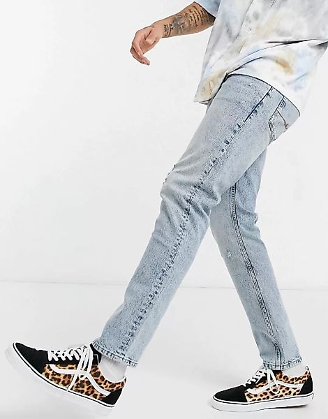 ASOS DESIGN – Schmale Jeans in heller Waschung mit Abnutzungen-Blau günstig online kaufen