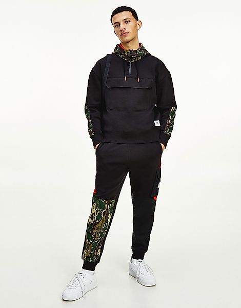 Tommy Jeans – Kapuzenpullover in Schwarz im Farbblockdesign mit Military-Mu günstig online kaufen
