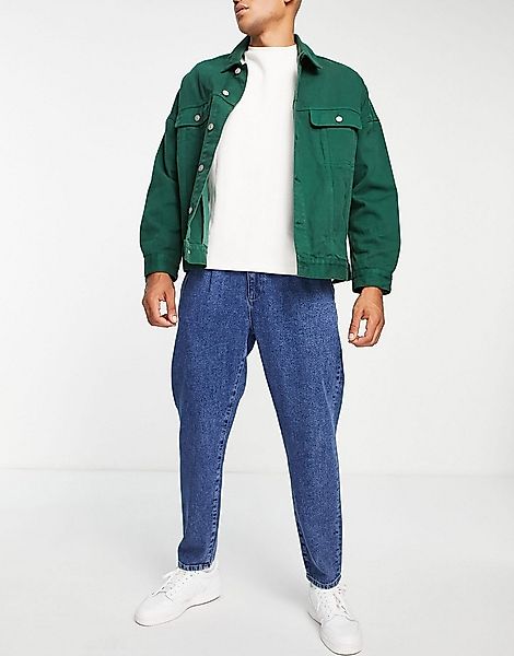 ASOS DESIGN – Jeans mit geradem Bein und zwei Falten in Mittelblau günstig online kaufen