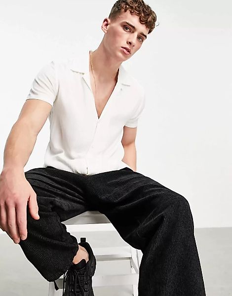Topman – Hemd in Knitteroptik aus Viskose in Weiß mit tiefem Reverskragen günstig online kaufen