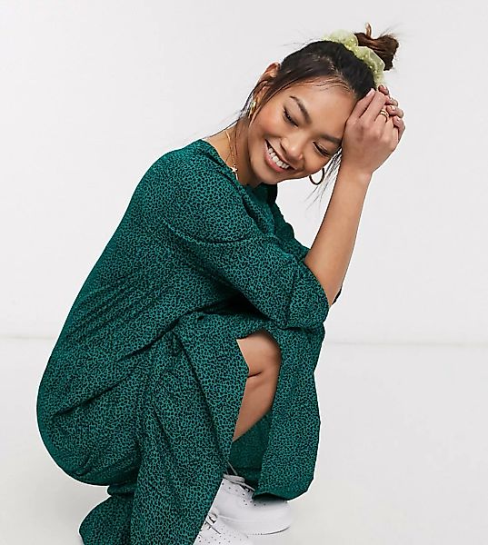 Wednesday's Girl – Maxi-Hemdblusenkleid mit Stufenrock in Animalprint-Grün günstig online kaufen