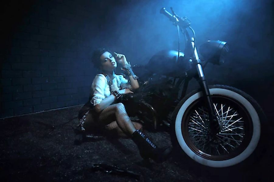 Papermoon Fototapete »Frau mit Motorrad bei Nacht« günstig online kaufen