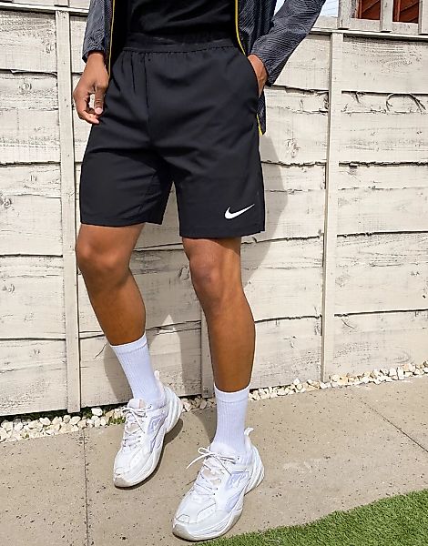 Nike Training – Flex – Shorts mit Schlitz in Schwarz günstig online kaufen