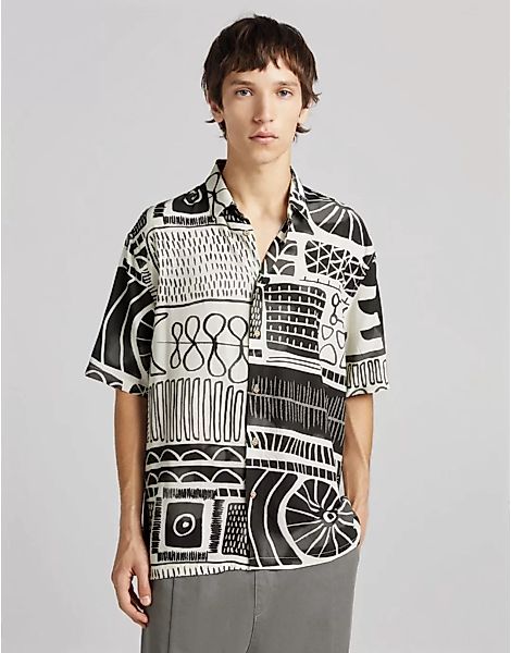 Bershka – Oversize-Hemd mit geometrischem Print in Schwarz und Weiß günstig online kaufen