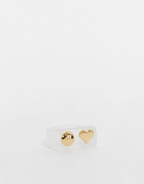 DesignB London – Ring mit Kunstharz in Weiß mit goldfarbenem Kugel- und Her günstig online kaufen