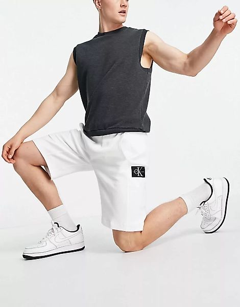 Calvin Klein Jeans – Shorts in Weiß mit Waffelstruktur und Monogramm-Aufnäh günstig online kaufen