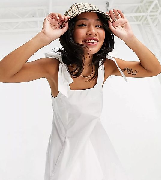 Topshop Petite – Mini-Latzkleid mit Zierschleife aus Popeline in Weiß günstig online kaufen