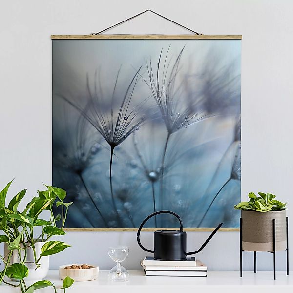 Stoffbild Blumen mit Posterleisten - Quadrat Blaue Federn im Regen günstig online kaufen