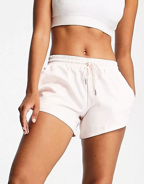 Puma – Summer Luxe – Satin-Shorts in Rosa günstig online kaufen