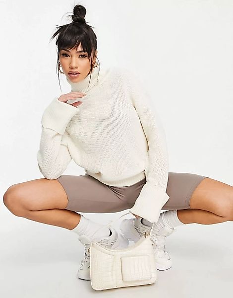 NA-KD – Hochgeschlossener Pullover mit Rollkragen in gebrochenem Weiß günstig online kaufen