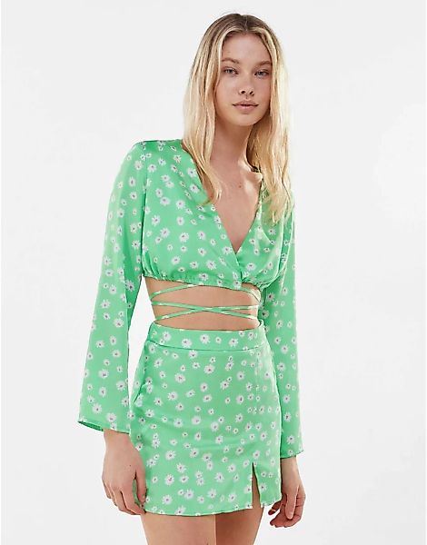 Bershka – Kurze, tief ausgeschnittene Bluse in Grün geblümt, Kombiteil günstig online kaufen