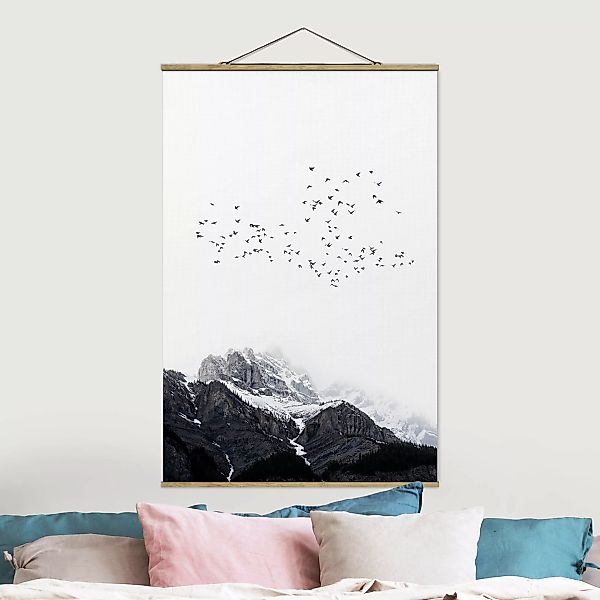 Stoffbild mit Posterleisten Vogelschwarm vor Bergen Schwarz Weiß günstig online kaufen