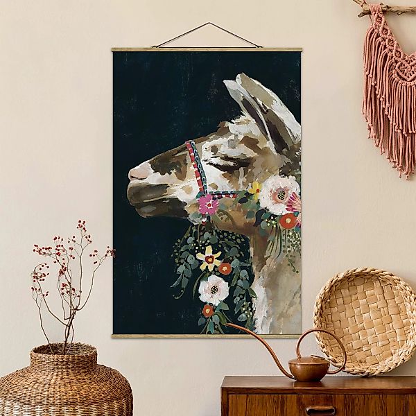 Stoffbild Tiere mit Posterleisten - Hochformat Lama mit Blumenschmuck II günstig online kaufen