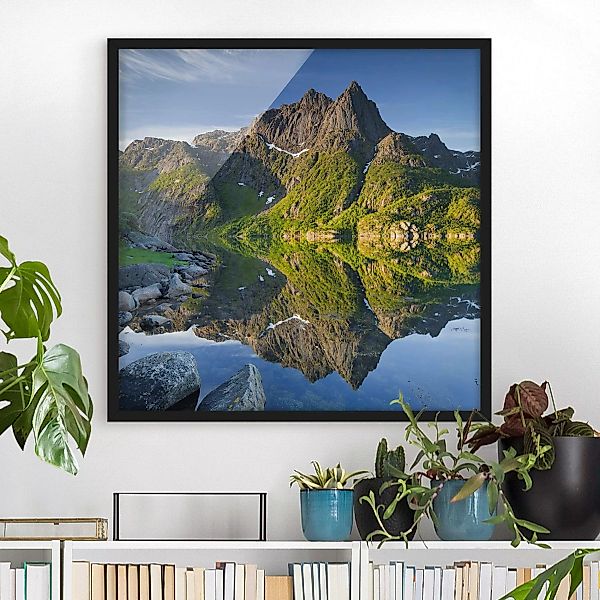 Bild mit Rahmen Natur & Landschaft - Quadrat Berglandschaft mit Wasserspieg günstig online kaufen