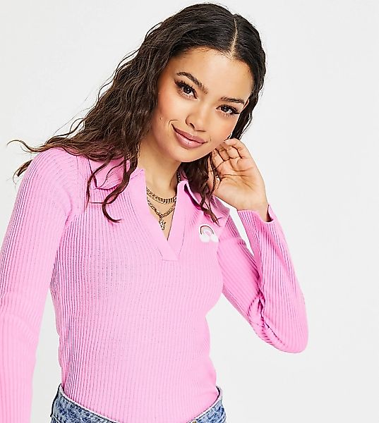 ASOS DESIGN Petite – Gerippter Pullover in Rosa mit Kragen und Aufnäher günstig online kaufen