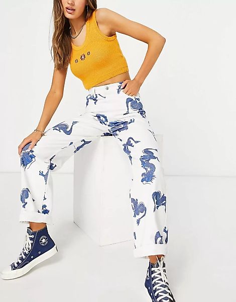 Topshop – Oversize-Mom-Jeans mit Drachenmuster-Weiß günstig online kaufen