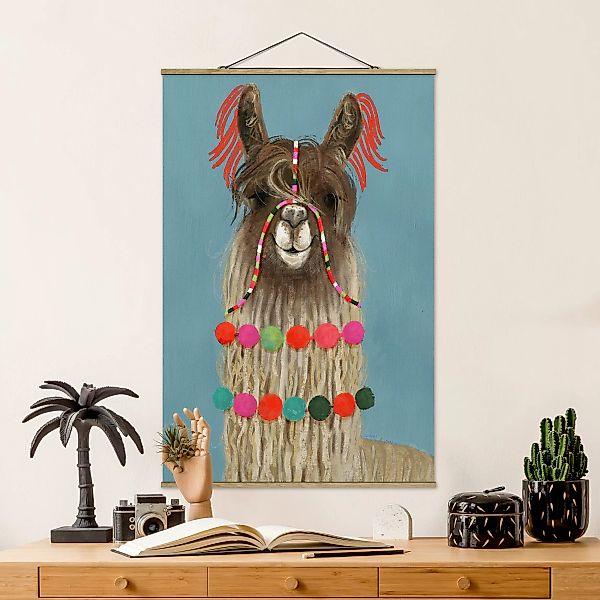 Stoffbild Tiere mit Posterleisten - Hochformat Lama mit Schmuck I günstig online kaufen
