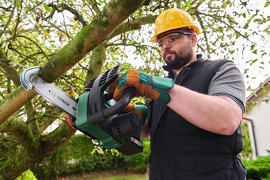 Bosch Akku-Kettensäge UniversalChain 18 V inkl. Akku günstig online kaufen