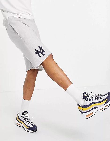 Champion – Reverse Weave Yankees – Shorts aus Sweatshirt-Stoff in Grau günstig online kaufen