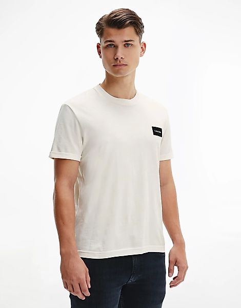 Calvin Klein – T-Shirt in Cremeweiß mit Logo-Aufnäher und umgeschlagenen Är günstig online kaufen