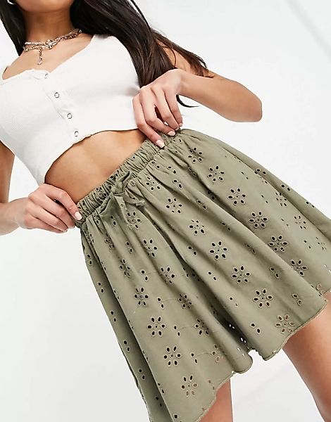 ASOS DESIGN – Schwingende Shorts mit Lochstickerei in Khaki-Grün günstig online kaufen