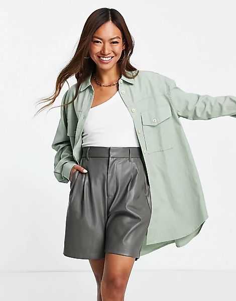 Mango – Oversize-Hemdjacke in Khaki mit Vordertaschen-Grün günstig online kaufen