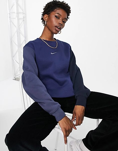 Nike – Metallic Swoosh – Sweatshirt in Marineblau mit Farbblockdesign günstig online kaufen