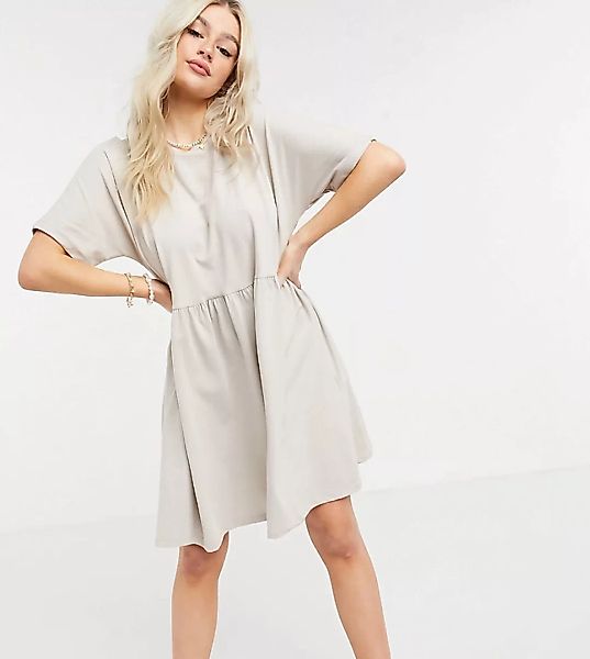 Noisy May Petite – Gesmoktes, kurzes T-Shirt-Kleid in Stein-Grau günstig online kaufen