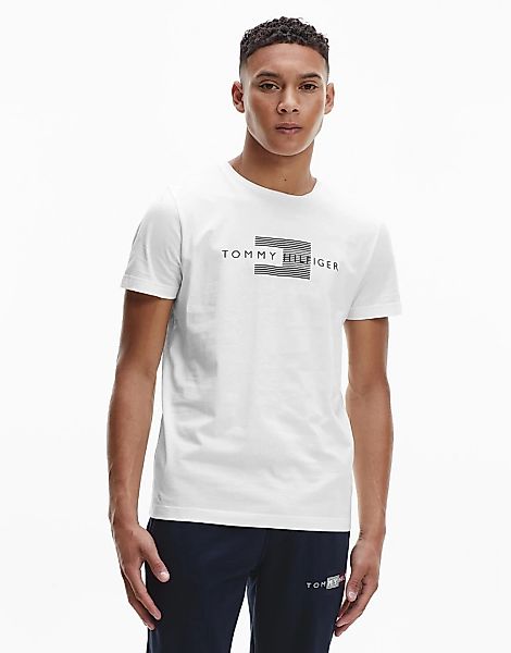 Tommy Hilfiger – T-Shirt in Weiß mit Flaggenstreifen-Logo günstig online kaufen