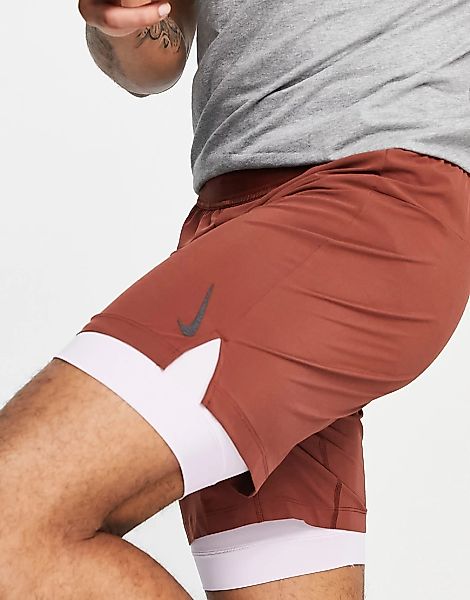 Nike – Yoga Active Dri-FIT – 2-in1-Shorts in dunklem Orange günstig online kaufen