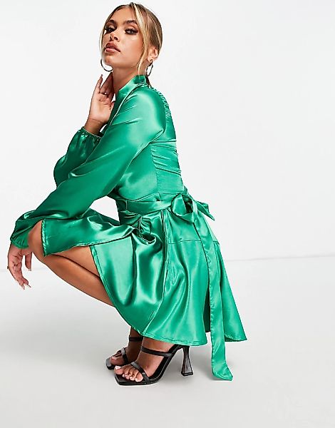 TFNC – Midi-Wickelkleid aus Satin in Smaragdgrün günstig online kaufen