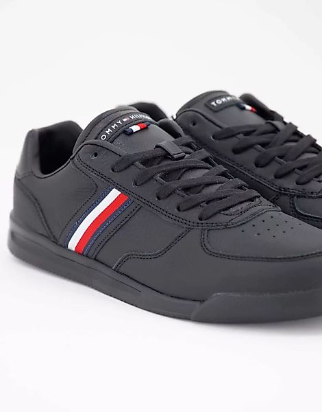 Tommy Hilfiger – Leichte Ledersneaker mit seitlichem Flaggenlogo in Schwarz günstig online kaufen