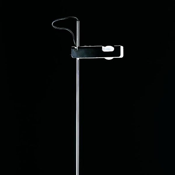 Oluce Stehleuchte Spider, schwarz/chrom, Metall, Aluminium günstig online kaufen