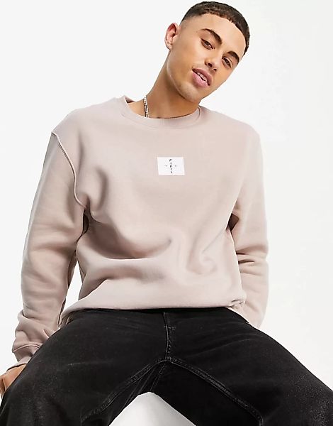 Topman – Sweatshirt in Camel mit gewebtem „Paris“-Aufnäher-Neutral günstig online kaufen