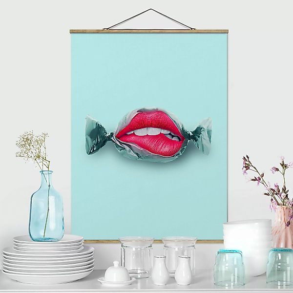 Stoffbild Küche mit Posterleisten - Hochformat Bonbon mit Lippen günstig online kaufen