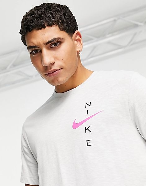 Nike Training – T-Shirt in dunklem Kalkweiß mit Logo-Grafik günstig online kaufen