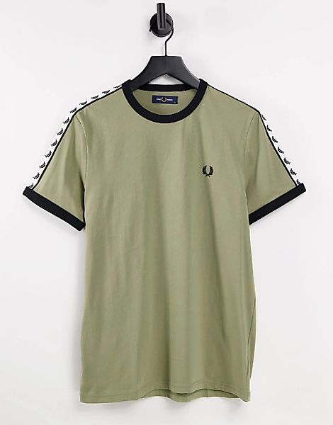Fred Perry – Ringer-T-Shirt in Salbeigrün mit Zierleiste günstig online kaufen