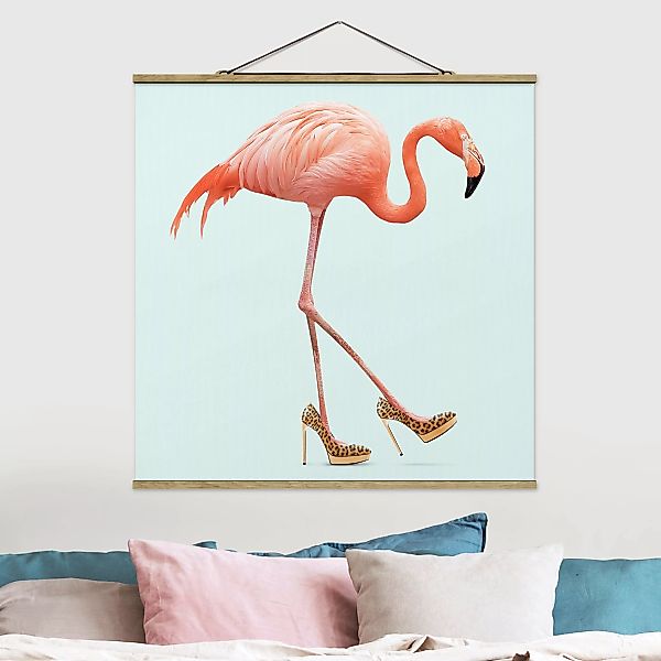 Stoffbild Tiere mit Posterleisten - Quadrat Flamingo mit High Heels günstig online kaufen