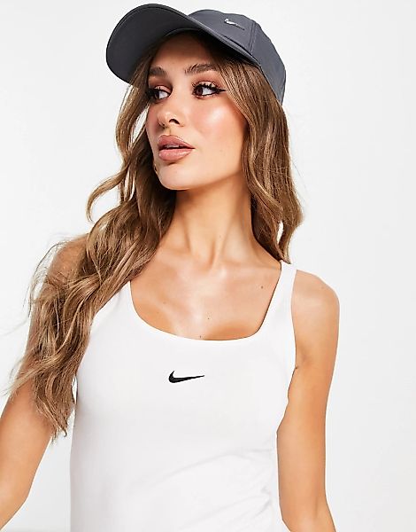 Nike – Geripptes Trägertop in Weiß-Schwarz günstig online kaufen