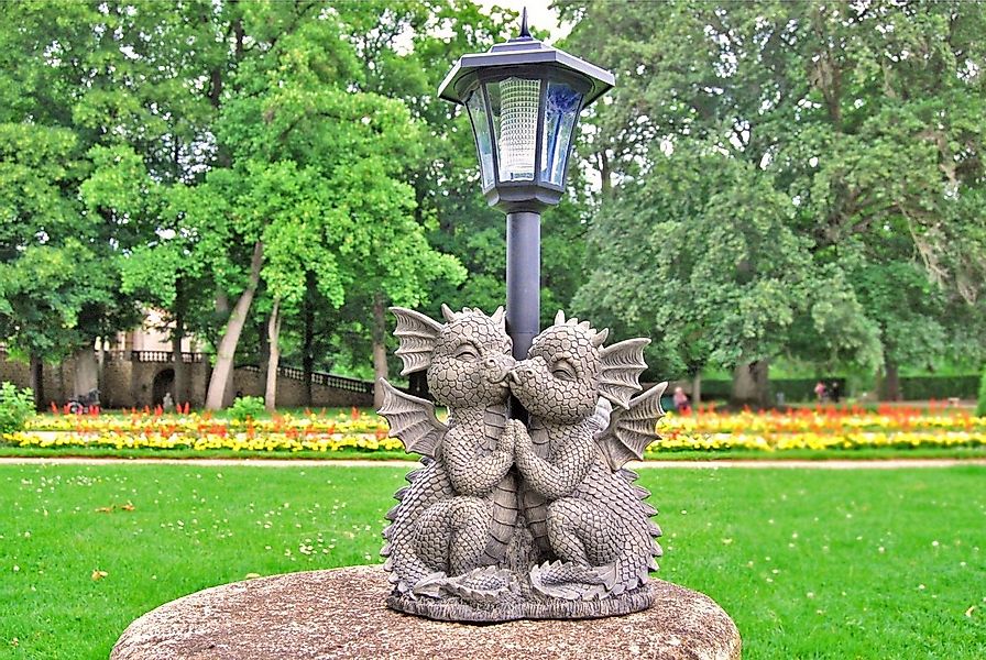 MystiCalls Gartenfigur Gartendrache - Modell Liebespaar mit Solar-Laterne günstig online kaufen