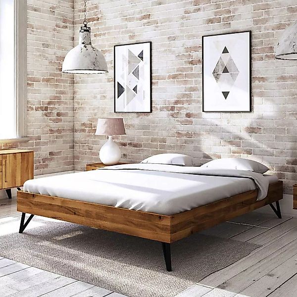 Niedriges Bett aus Wildeiche Massivholz und Stahl Kopfteil günstig online kaufen