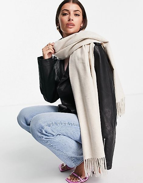 ASOS DESIGN – Oversize-Schal aus Wollmischung in Hellbeige mit Fransen-Neut günstig online kaufen
